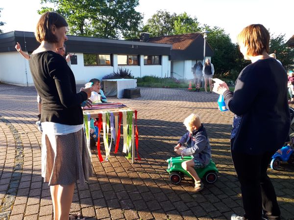 Mit der Bobbycarwaschanlage hatten nicht nur die Kinder ihren Spaß